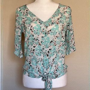 Daytrip short sleeve v-neck floral top from Buckle with tie front. Size small.